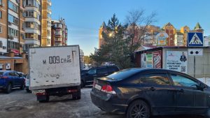Улица Комсомольская загорожена припаркованными автомобилями 
