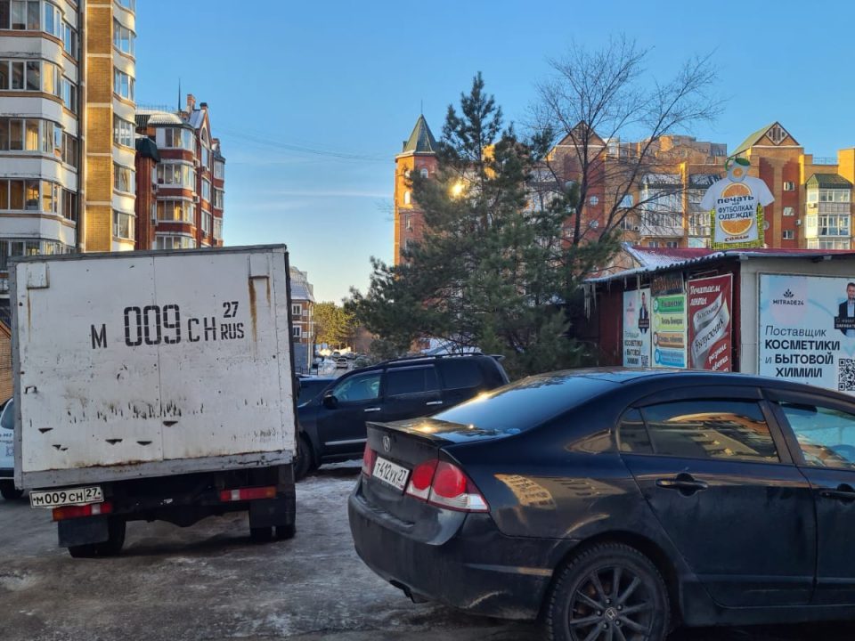 Улица Комсомольская загорожена припаркованными автомобилями