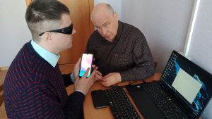 Дульцев Игорь и Аверьянов Евгений настраивают смартфон 