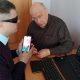 Дульцев Игорь и Аверьянов Евгений настраивают смартфон