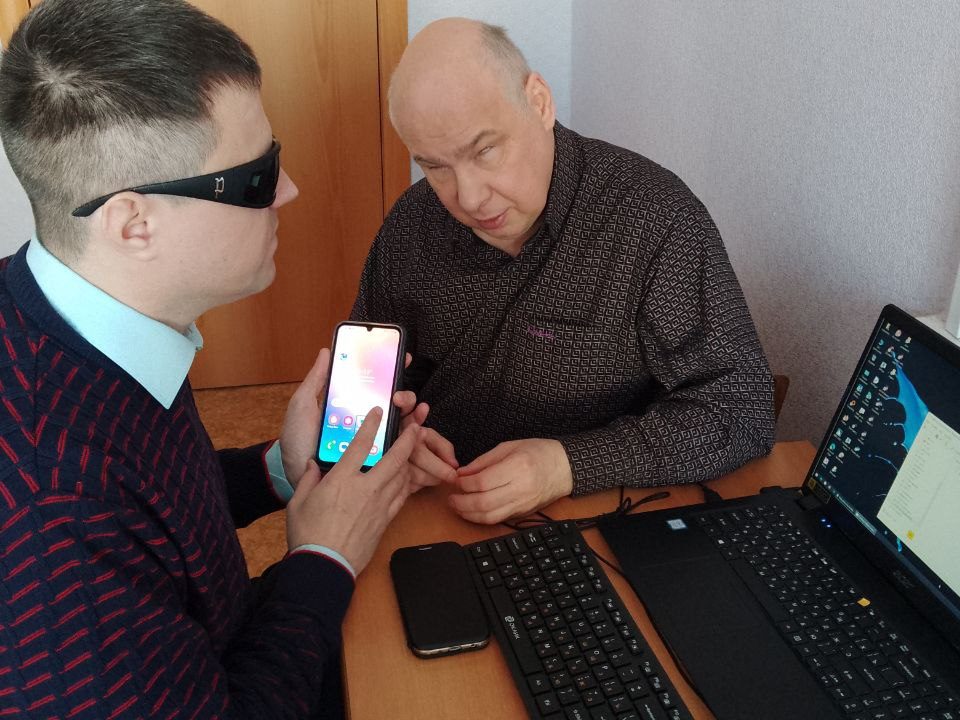 Дульцев Игорь и Аверьянов Евгений настраивают смартфон