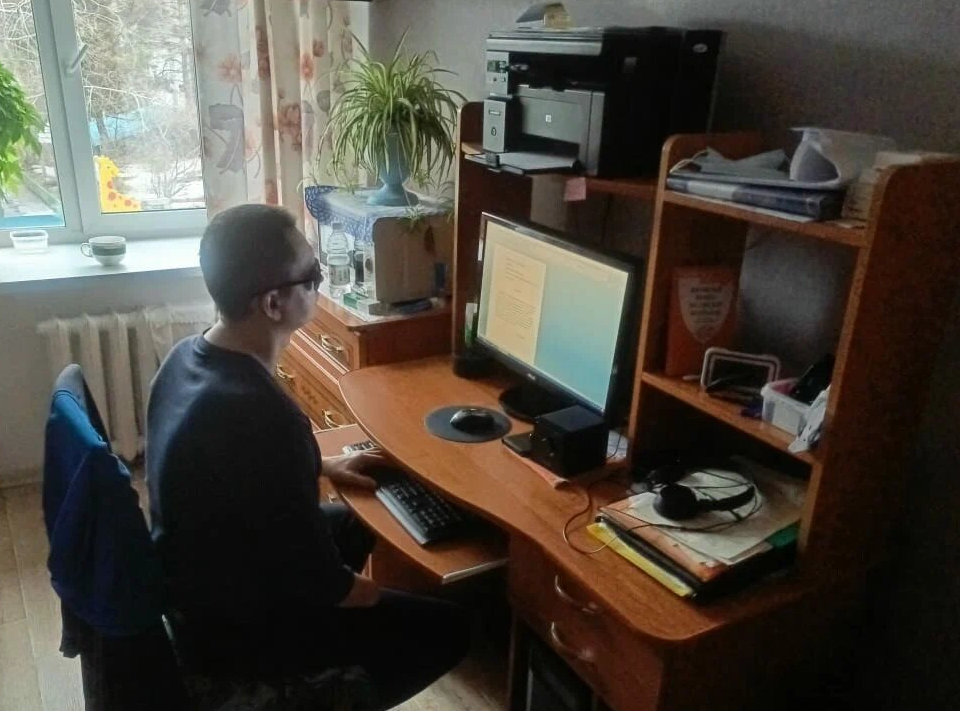 Василий-Кисляков-работает-за-компьютером
