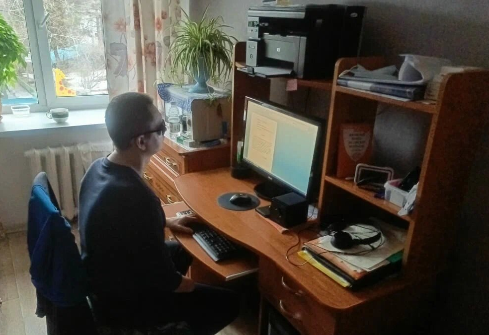 Василий-Кисляков-работает-за-компьютером