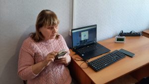 Елена-Панкратова-на-смартфоне-работает-в-Яндекс-Переводчике