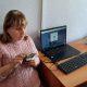 Елена-Панкратова-на-смартфоне-работает-в-Яндекс-Переводчике