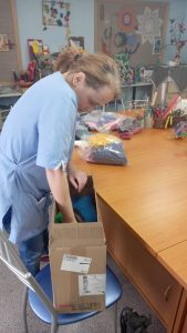 Иванова-Татьяна-складывает-вещи-для-детей