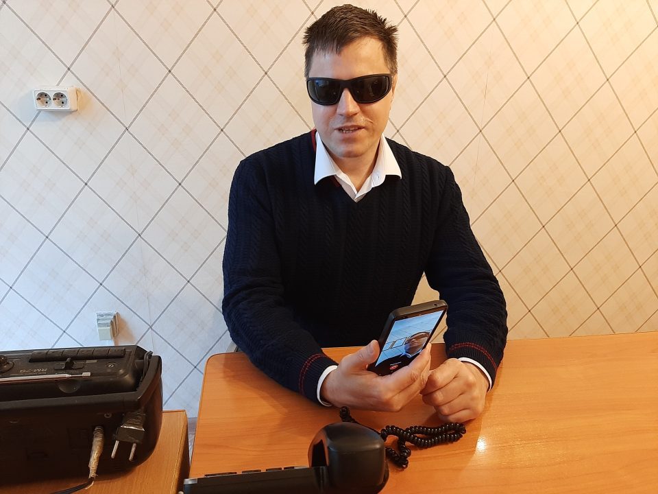 Евгений-Аверьянов-через-приложение-Be-My-Eyes-общается-с-волонтером-камера-на-смартфоне-включена