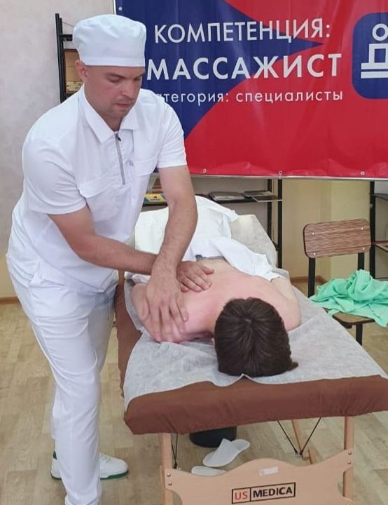 Массажист-Андрей-Игнатьев_делает-массаж-мужчине-лежащему-на-кушетке