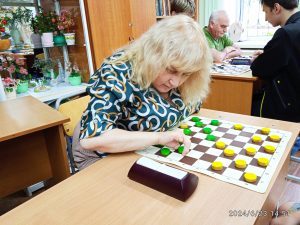 Хорошилова Наталья Витальевна играет разноцветными шашками, удобно для слабовидящих спортсменов 