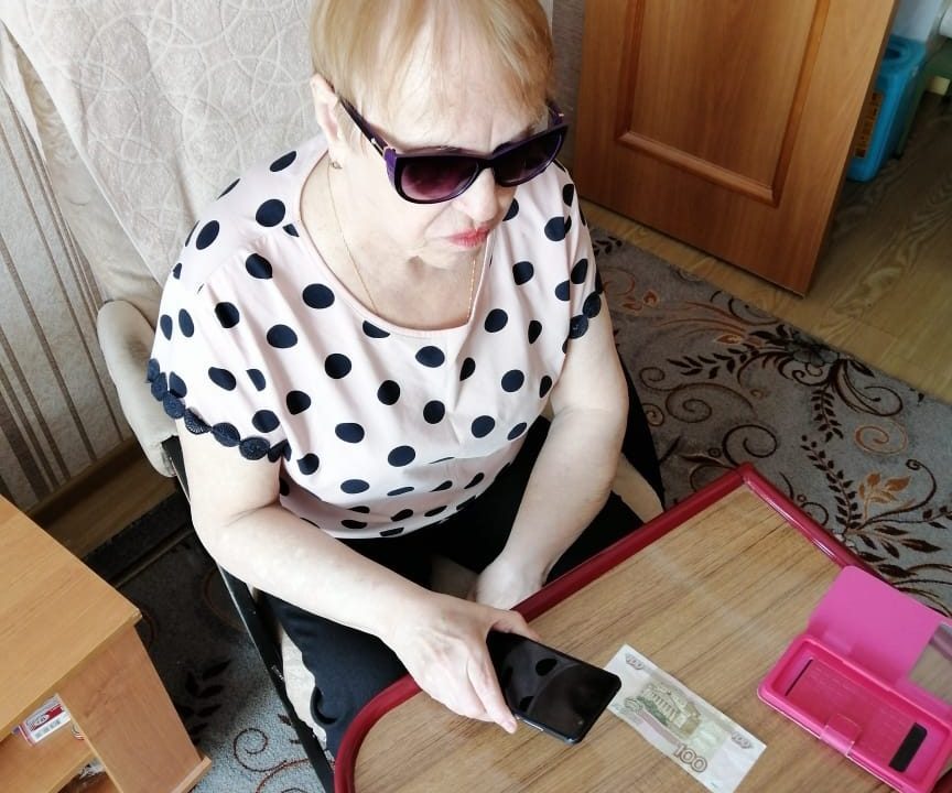 Елена Степановна Мирошниченко распознает наминал денежных купюр, тестируя функцию Виртуальный волонтер