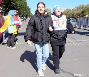 На-дистанции-бегут-Людмила-Сайгор-вместе-с-волонтером