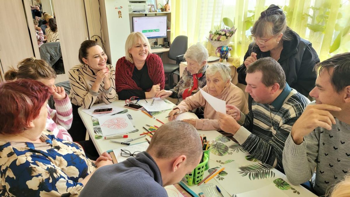 На фото участники мероприятия беседуют с психологом