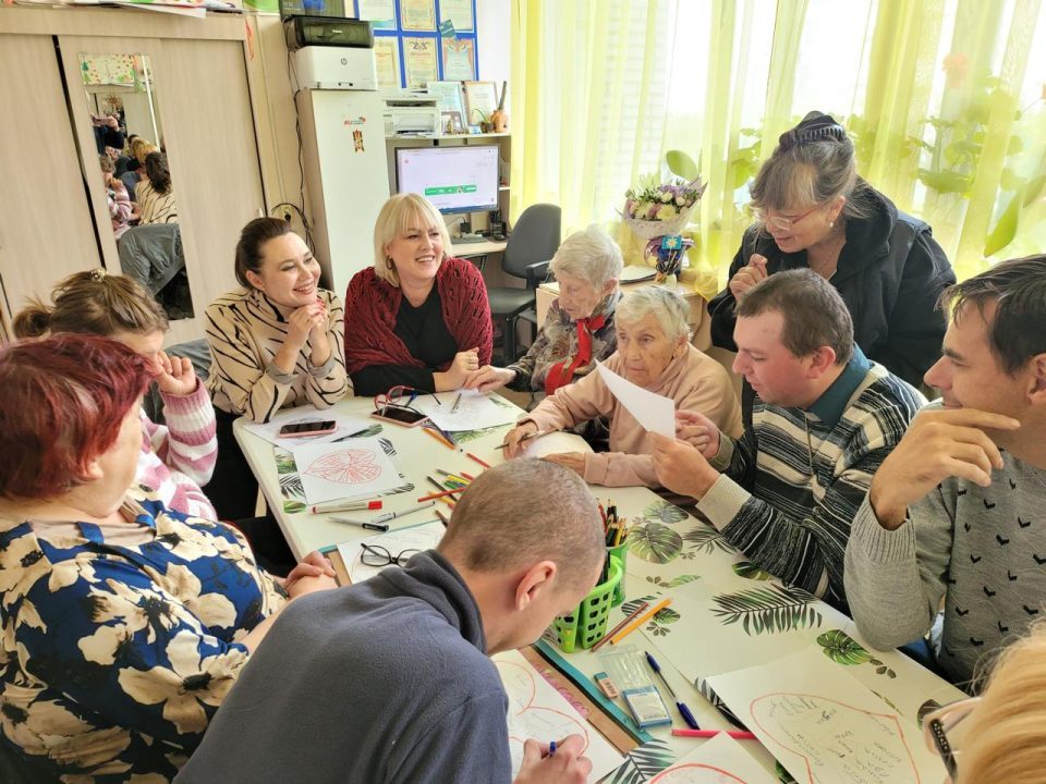 На фото участники мероприятия беседуют с психологом