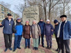 Групповое фото возле памятника первостроителям города Амурска.